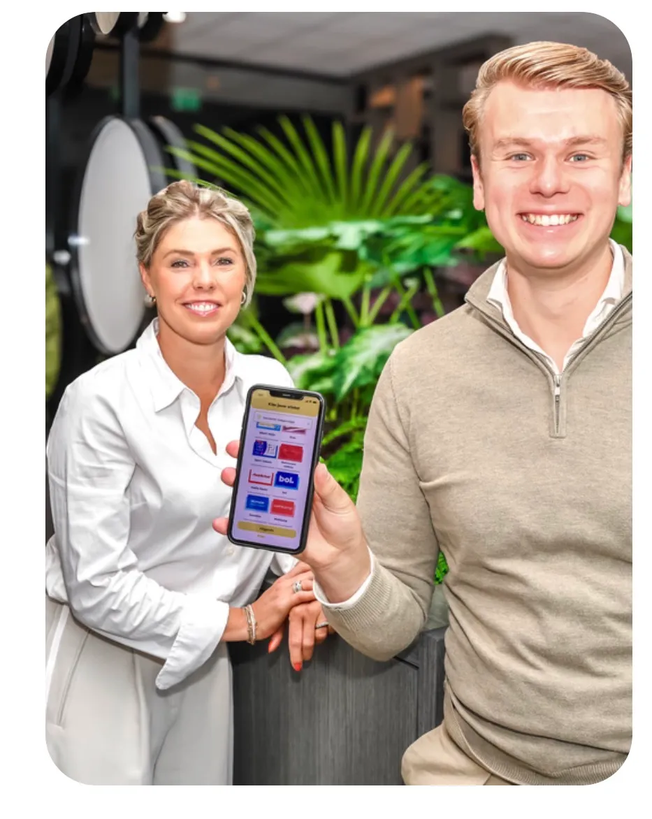 Claire en Denis tonen de Taxvrij-app